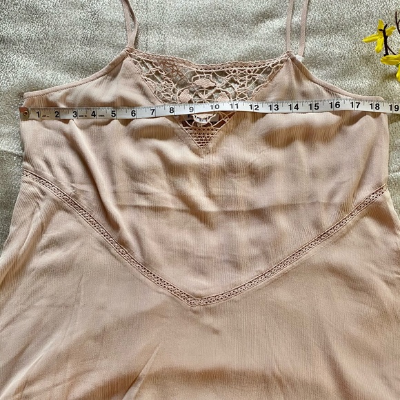 EXPRESS Lace High Neck Cami - Picture 4 of 10